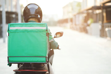 green shirt rider Ready for fast food delivery with online applications