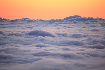 夜明けの朝に広がる広大は雲海