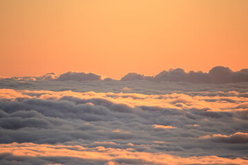 夜明けの朝に広がる広大は雲海