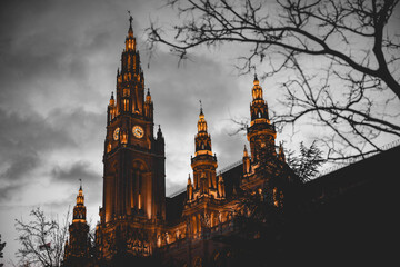 Obraz premium Graue Wolken über Rathaus Wien Österreich 