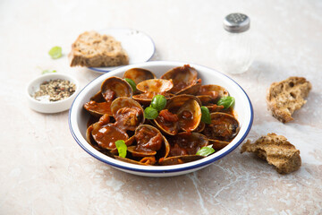 Clams with tomato sauce and basil