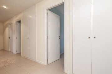 In terms of design, hallways can be more than just transit spaces. They can become art galleries, storage spaces, places to display photographs or souvenirs, or even work or study areas 2