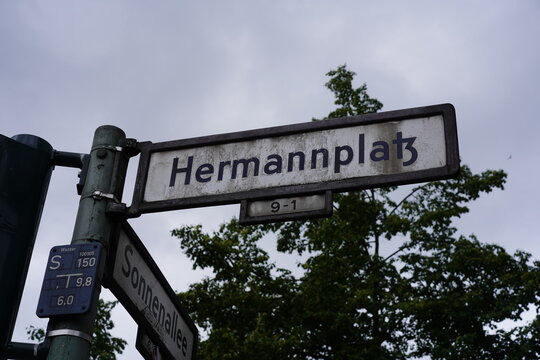 Stra&szlig;enschild "Hermannplatz" im Berliner Stadtteil Neuk&ouml;lln