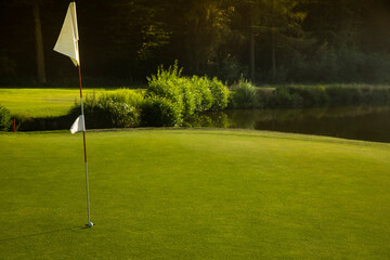 Obraz premium Golf course in green field