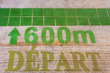 Ligne de départ pour 600 m de jogging 