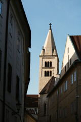Historische Kirchturmspitze in Prag bei strahlend blauem Himmel