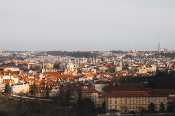 Panoramablick über die Dächer von Prag mit historischen Gebäuden und Fernsehturm