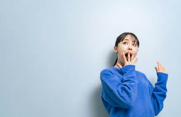 驚いた表情の女性