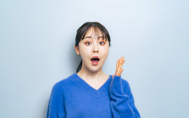 驚いた表情の女性