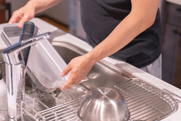 食器を洗う男性