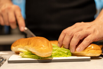 キッチンで料理をする男性