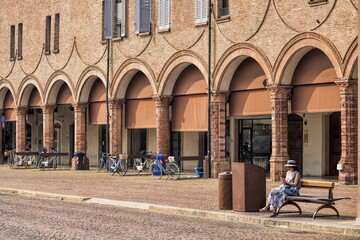 carpi, italien - stadtidylle an der piazza dei martiri