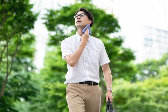 汗を拭く男性