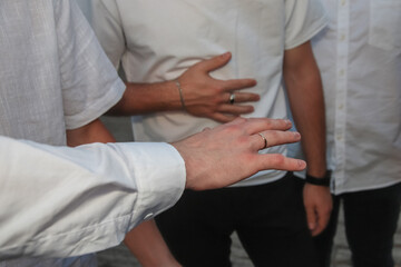 Obraz premium groom shows the wedding ring on his hand to his friends