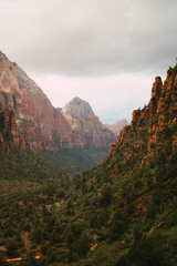 Atemberaubendes Bergpanorama im Zion-Nationalpark unter bewölktem Himmel