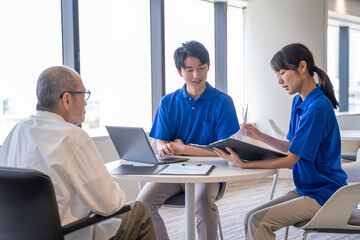 談話する介護スタッフとシニア男性