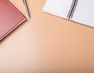 開かれたノートとペンと閉じられた本