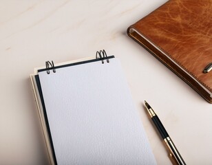 開かれたメモ帳とそばに置かれた手帳