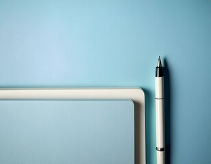 ブルーの背景に置かれたノートとシャーペン