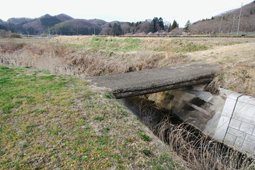 田舎に流れる小川と橋