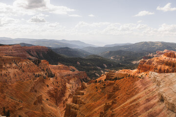 Fototapeta premium Expansive View of Cedar Breaks National Monument's Colorful Canyon