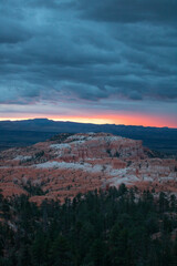 Naklejka premium Sonnenaufgang über den majestätischen Felsformationen des Bryce Canyon Nationalparks