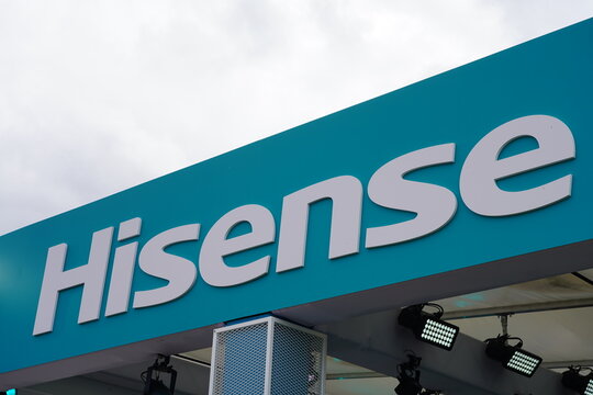 Logo von Hisense auf der Uefa Euro 2024 Fanzone am Reichstag in Berlin am 30.06.2024