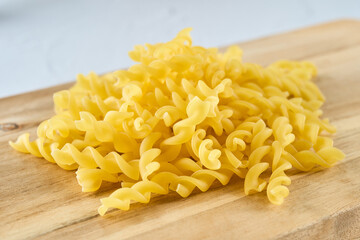 木製ボードの上に乗せられた乾燥パスタ