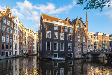 Obraz premium The houses located direct on the water in Vredenburgh, Amsterdam, Dutch