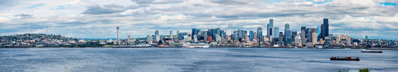 Fototapeta premium Panorama shot of the skyline in Seattle, Washington.
