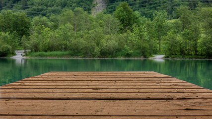 Bootssteg Anleger aus Holz an einem Waldsee