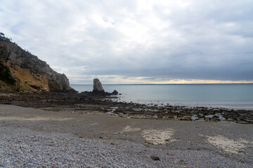 Falaise et galets sur une plage de la presqu'île de Crozon à marée basse, en Bretagne.