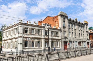 Obraz premium Omsk, Omsk Region, Russian Federation - June 5, 2024. Gymnasium M.V. Kaesh. Ancient houses on Lenin Street