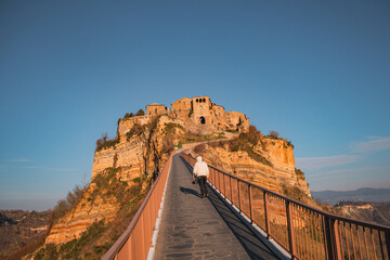 El famoso Civita di Bagnoregio en una puesta de sol, provincia de Viterbo, Lacio, Italia. Ciudad medieval en la montaña, Civita di Bagnoregio, popular parada turística en la Toscana, Italia.