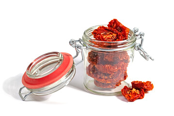 Getrocknete Tomaten in einem Einweckglas vor weißem Hintergrund