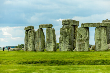 Naklejka premium Besuch an dem englischen Klassiker: Stonehedge vor den Toren der Stadt Salisbury - Wiltshire - Vereinigtes Königreich