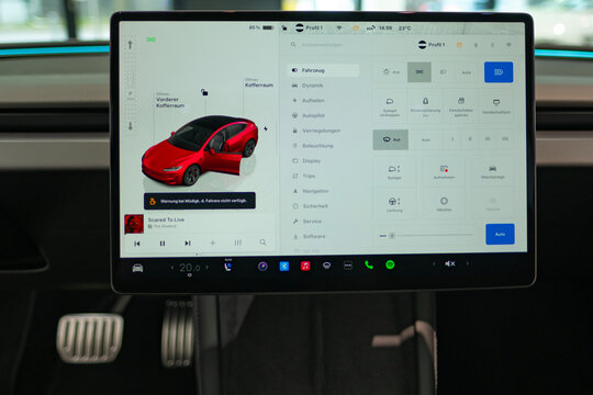 electronic display tesla Model 3 Performance Highland facelift, steering wheel, driving safety, environmental vehicle, Frankfurt, Germany - June 28, 2024