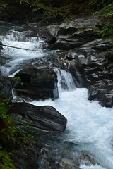 cascades sur le Sentier de P&eacute;gu&egrave;re dans la vall&eacute;e du Rioumajou