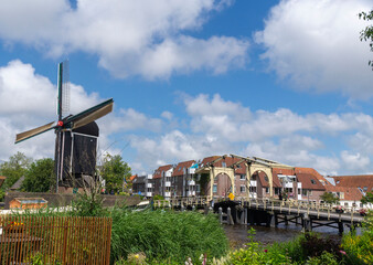 Holländische Mühlen, Brücken und Kanäle in Leiden