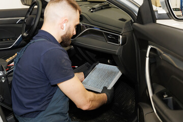 Replacing the cabin pollen air filter for a car