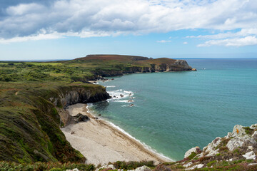 Fototapeta premium Panorama spectaculaire de la côte sauvage, de la mer d'Iroise et de la pointe rocheuse de Dinan, vu depuis la presqu'île de Crozon en Bretagne.
