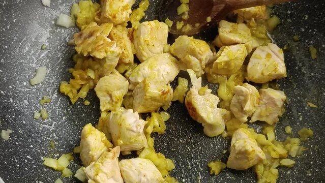 cuisson de poulet au curry et oignons dans une po&ecirc;le