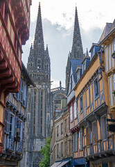 Naklejka premium Blick auf die Kathedrale St. Corentin in Quimper, Bretagne