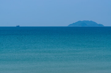 海の沖に島と船影20240614-2