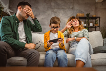 parents get angry because son use mobile phone too much