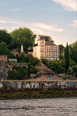 La butte Sainte-Anne à Nantes, vue depuis la Loire