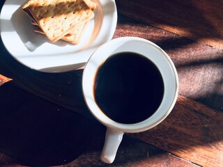 Xícara de Café Quente com Sombra Suave ao Redor, Criando um Efeito Visual Aconchegante e Elegante. Café em Xícara com Iluminação Natural e Sombra Delicada, Ideal para Momentos de Relaxamento. Bebida Q