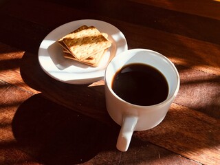 Xícara de Café Quente com Sombra Suave ao Redor, Criando um Efeito Visual Aconchegante e...