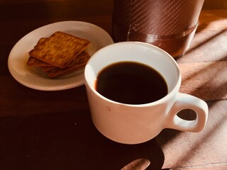 Xícara de Café Quente com Sombra Suave ao Redor, Criando um Efeito Visual Aconchegante e Elegante. Café em Xícara com Iluminação Natural e Sombra Delicada, Ideal para Momentos de Relaxamento. Bebida Q