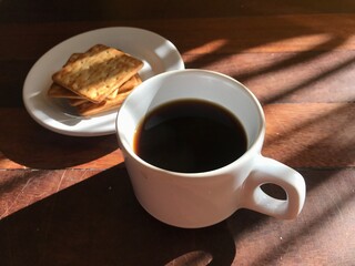 Xícara de Café Quente com Sombra Suave ao Redor, Criando um Efeito Visual Aconchegante e Elegante. Café em Xícara com Iluminação Natural e Sombra Delicada, Ideal para Momentos de Relaxamento. Bebida Q